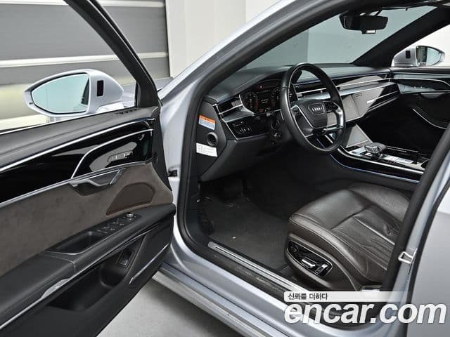 Audi A8 2021 — ფოტო 4/19