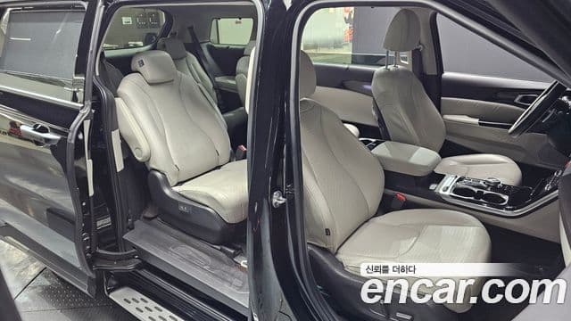 Kia Carnival 2023 — фото 11 из 20