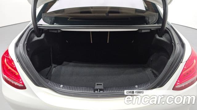 Mercedes-Benz C-Class 2018 — Şəkil 17/20