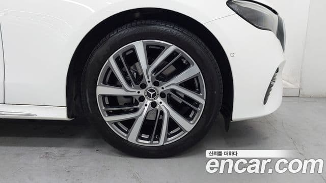 Mercedes-Benz E-Class 2024 — ფოტო 16/17
