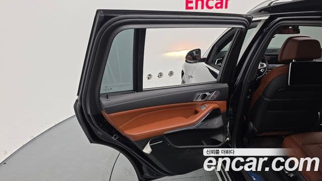 BMW X7 2021 — Photo 28/36