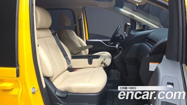 Hyundai Staria 2024 — Photo 9/27