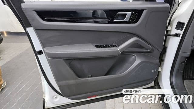 Porsche Cayenne 2019 — Photo 30/32