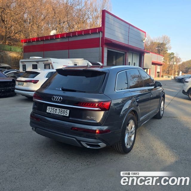 Audi Q7 2022 — ფოტო 6/19