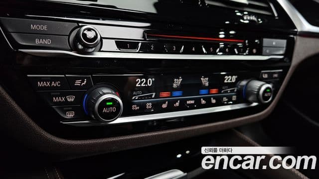BMW 5 Series 2018 — ფოტო 16/20
