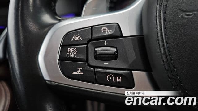 BMW 5 Series 2018 — ფოტო 17/20