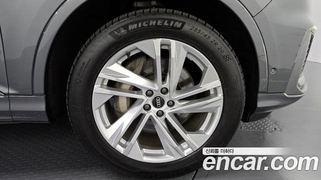 Audi Q7 2021 — Photo 20/31