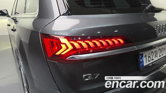 Audi Q7 2021 — Photo 10/31