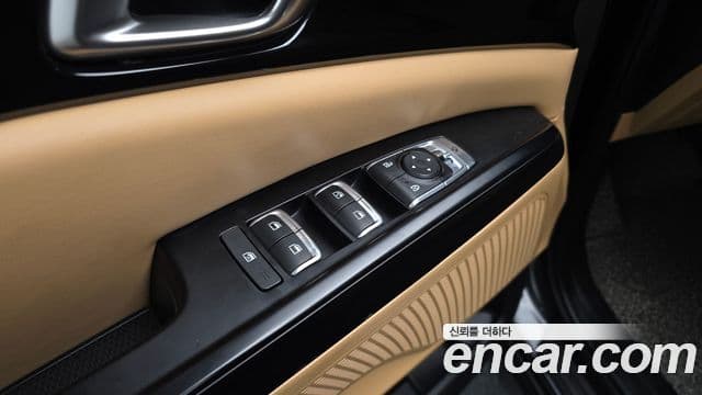 Kia Carnival 2023 — ფოტო 17/30