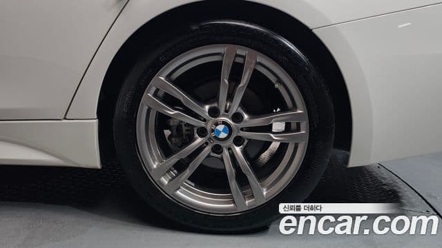 BMW 3 Series 2018 — Photo 29/33