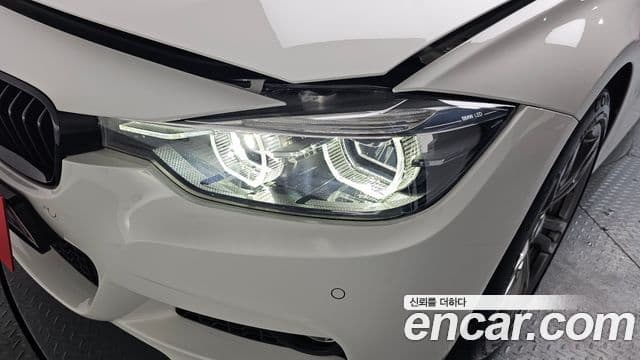 BMW 3 Series 2018 — Photo 25/33