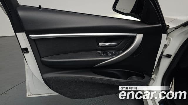 BMW 3 Series 2018 — Photo 17/33