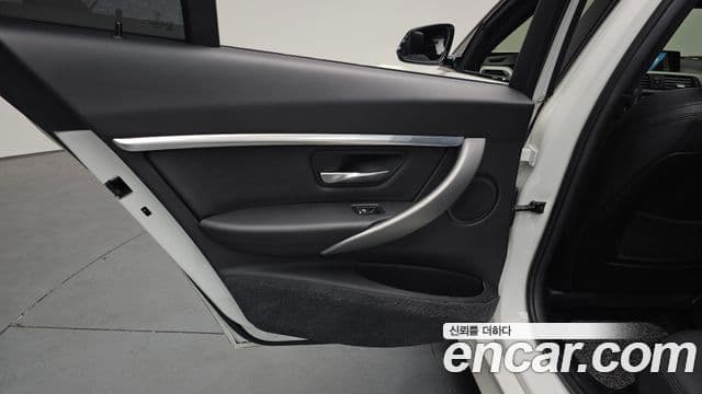 BMW 3 Series 2018 — Photo 9/33