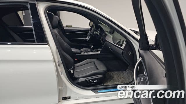 BMW 3 Series 2018 — Photo 12/33