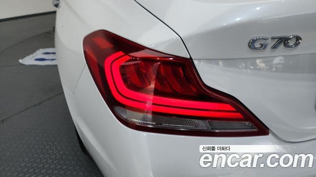 Genesis G70 2019 — Photo 12/37