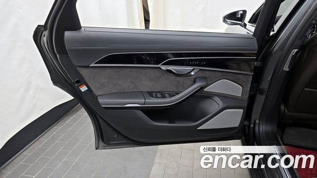 Audi A8 2021 — Photo 27/38