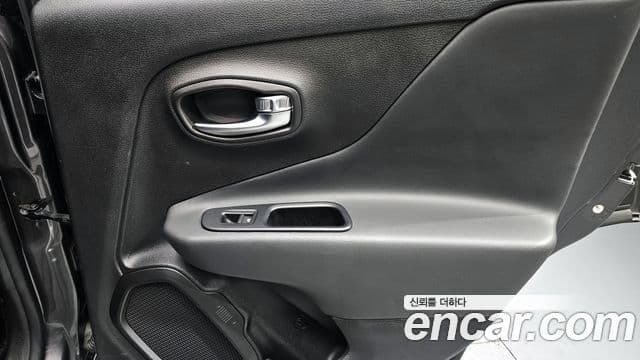 Jeep Renegade 2020 — Photo 21/32