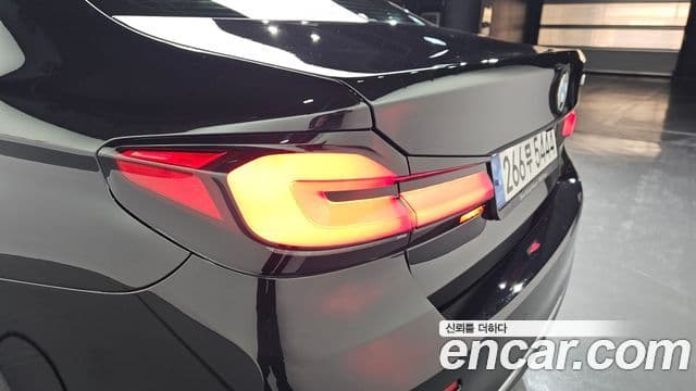 BMW 5 Series 2022 — ფოტო 33/35