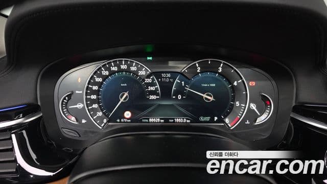 BMW 5 Series 2018 — ფოტო 8/20