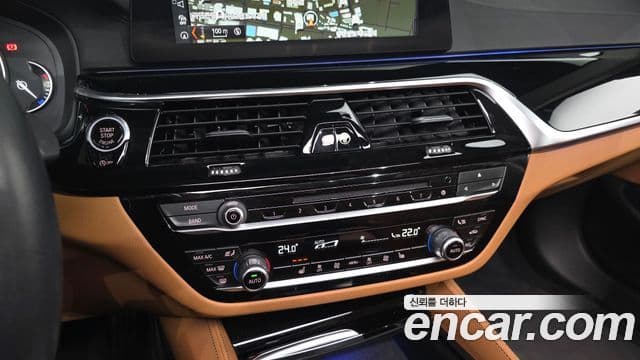BMW 5 Series 2018 — ფოტო 17/20