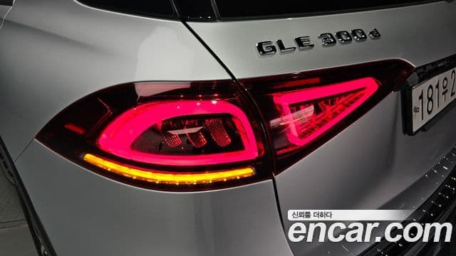 Mercedes-Benz GLE-Class 2019 — Photo 16/35