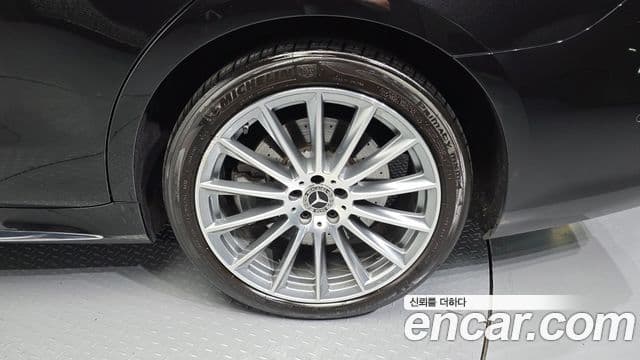Mercedes-Benz S-Class 2023 — Photo 13/32