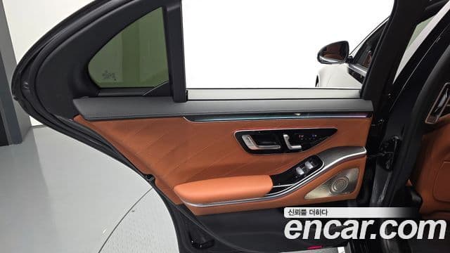 Mercedes-Benz S-Class 2023 — Photo 17/32