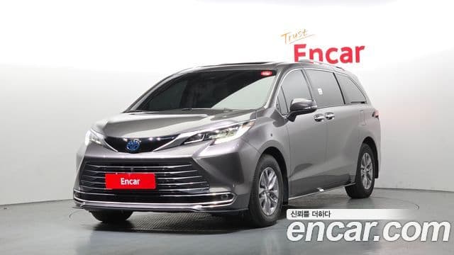 Toyota Sienna 2022 — ფოტო 1/20