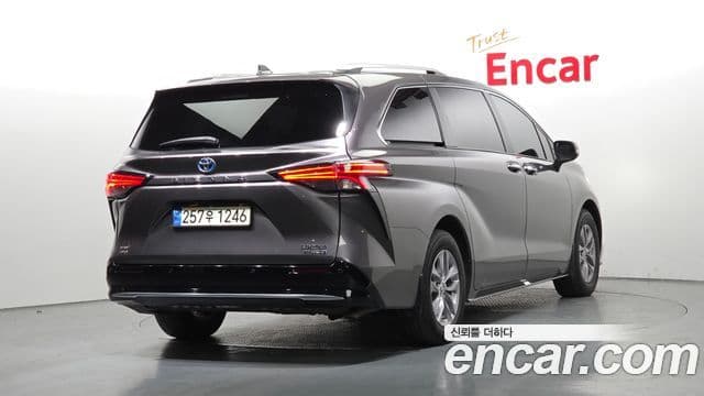 Toyota Sienna 2022 — ფოტო 2/20
