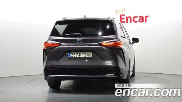 Toyota Sienna 2022 — ფოტო 4/20