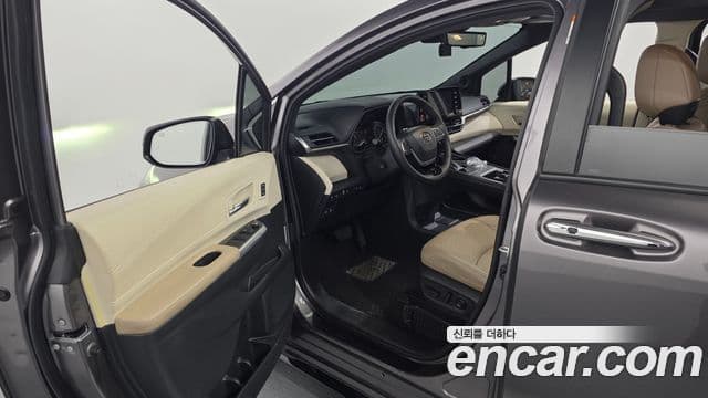 Toyota Sienna 2022 — ფოტო 10/20