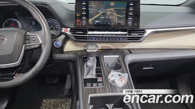 Toyota Sienna 2022 — ფოტო 19/20