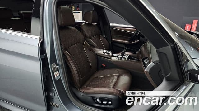 BMW 5 Series 2018 — Şəkil 12/20
