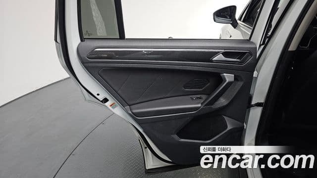 Volkswagen Tiguan 2021 — Photo 14/33