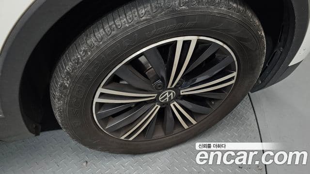 Volkswagen Tiguan 2021 — Photo 3/33
