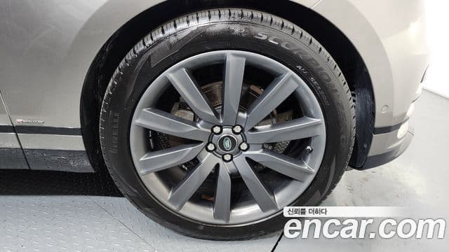 Land Rover Range Rover Velar 2019 — Photo 12/36