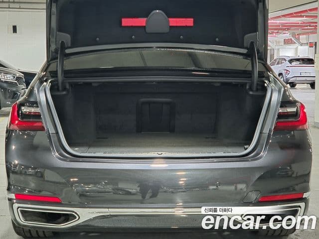 BMW 7 Series 2021 — фото 18 из 20
