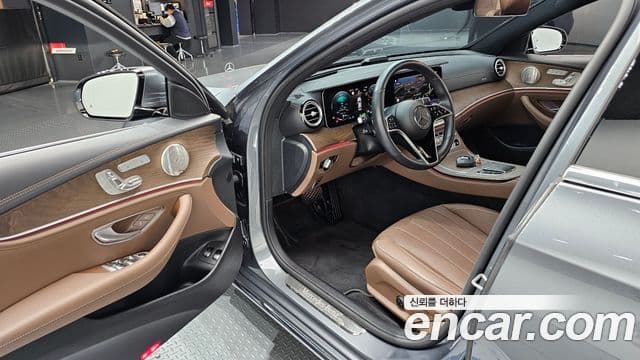 Mercedes-Benz E-Class 2023 — фото 10 из 20