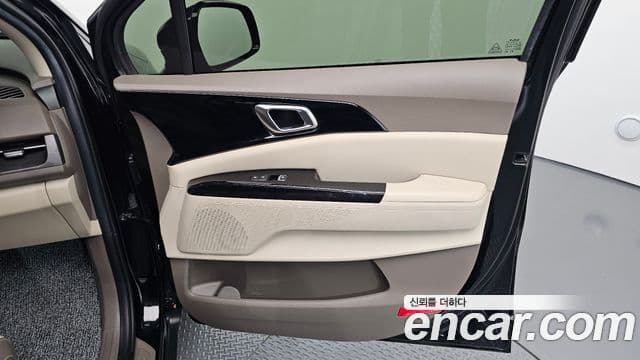 Kia Carnival 2023 — Şəkil 24/31