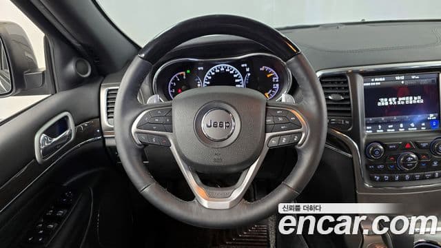 Jeep Grand Cherokee 2018 — Şəkil 13/20