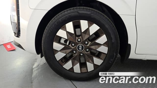 Hyundai Staria 2024 — ფოტო 21/35