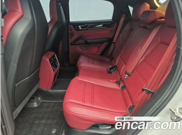 Porsche Cayenne 2021 — Photo 2/20