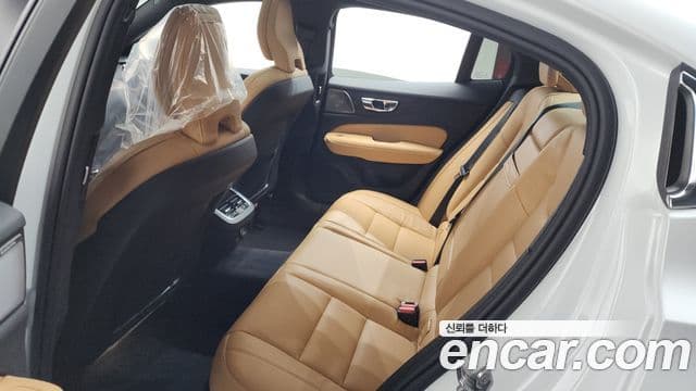 Volvo S60 2021 — ფოტო 11/20