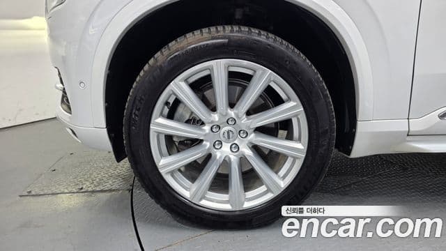 Volvo XC90 2018 — ფოტო 13/20