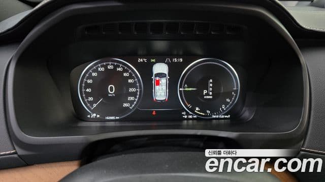 Volvo XC90 2018 — ფოტო 18/20