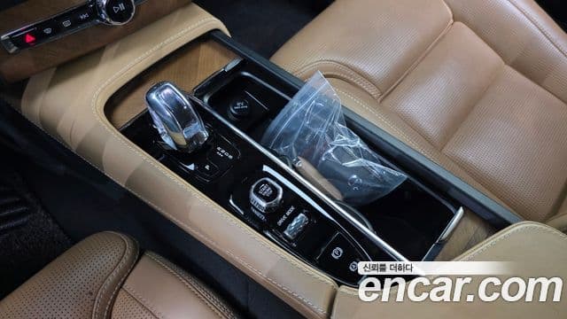 Volvo XC90 2018 — ფოტო 11/20