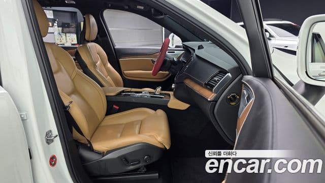 Volvo XC90 2018 — ფოტო 8/20