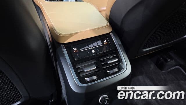 Volvo XC90 2018 — ფოტო 9/20