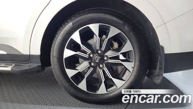 Kia Carnival 2021 — ფოტო 13/38