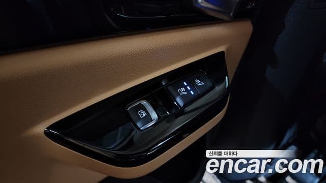 Kia Carnival 2021 — ფოტო 19/38